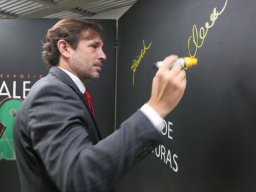Deputado Guilherme Sampaio assinando no Mural de Assinaturas